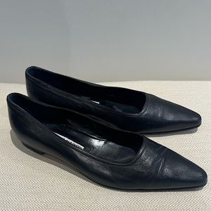 MANOLO BLAHNIK
HANGISIFLAT: Black calf leather almond toe flat pumps size 39